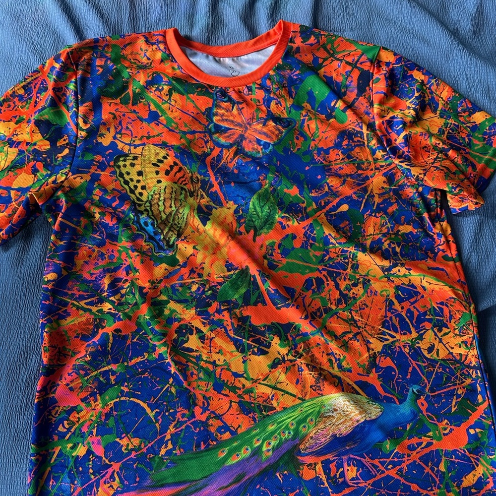 Trippy black light T shirt. Men’s size large